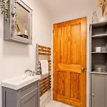 3Br Flat W Garden In West Kensington, 4Min Tube Station