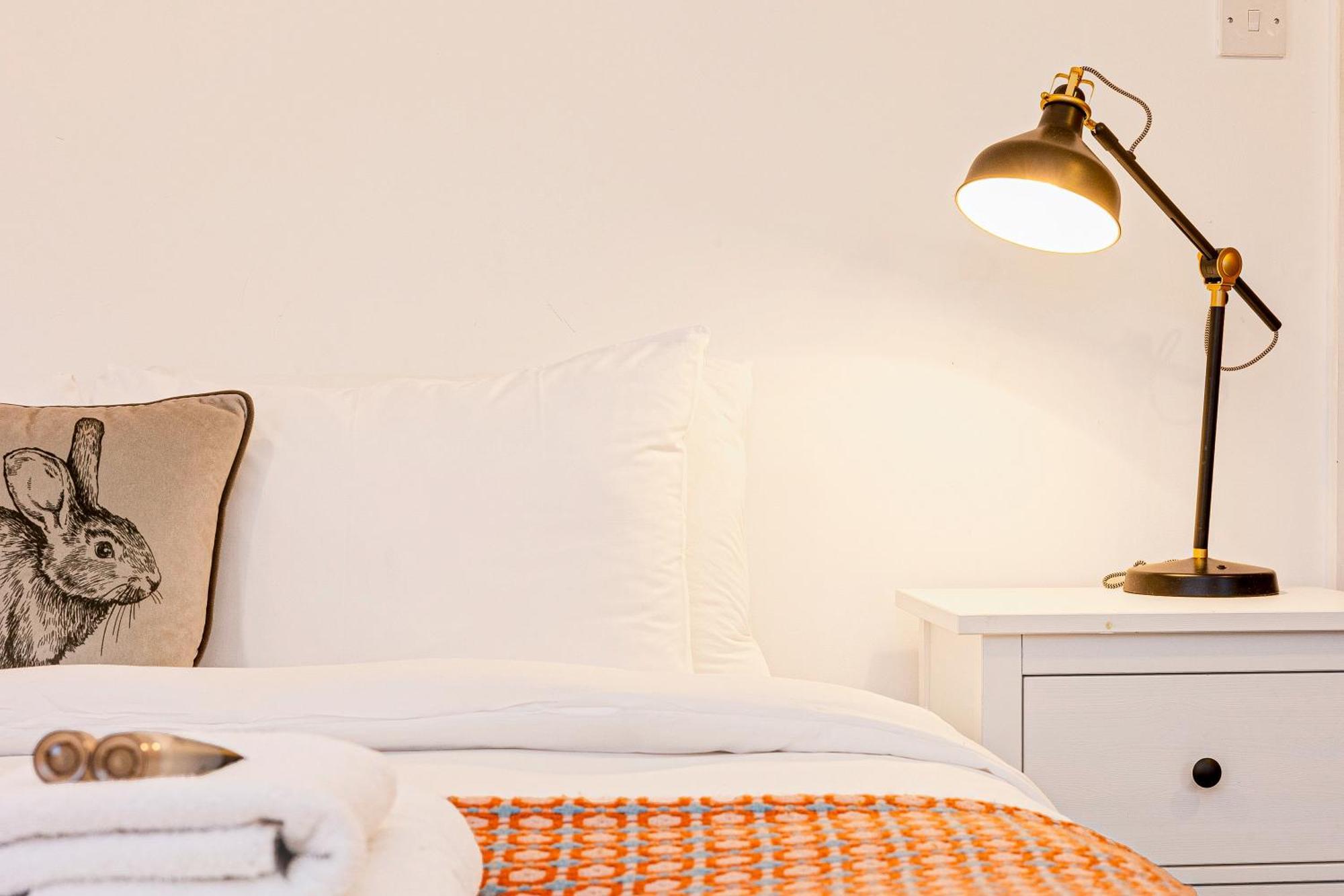 Case de vacanță 3br Flat W Garden In West Kensington, 4min Tube Station *