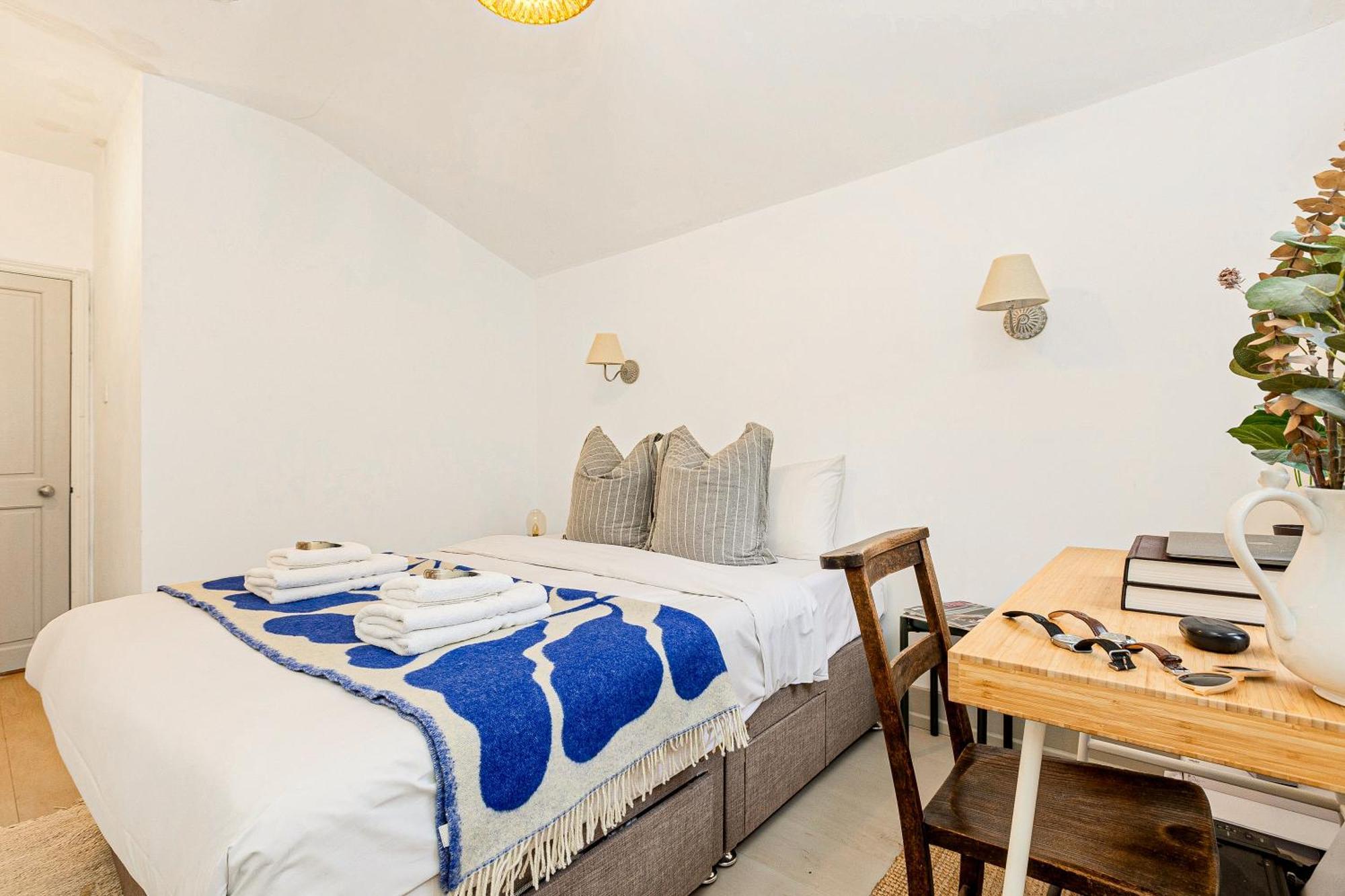 3br Flat W Garden In West Kensington, 4min Tube Station Case de vacanță