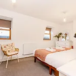 3Br Flat W Garden In West Kensington, 4Min Tube Station