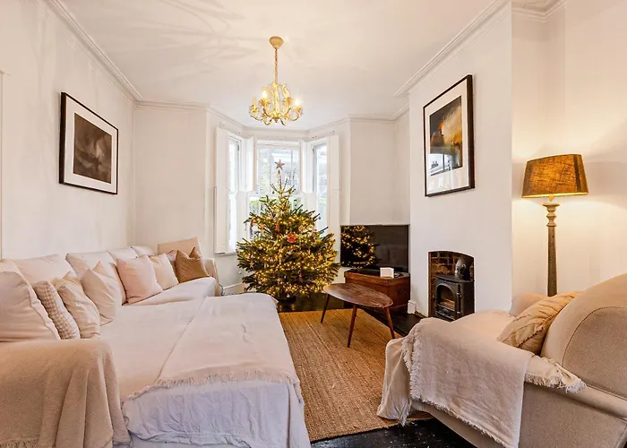 3Br Flat W Garden In West Kensington, 4Min Tube Station