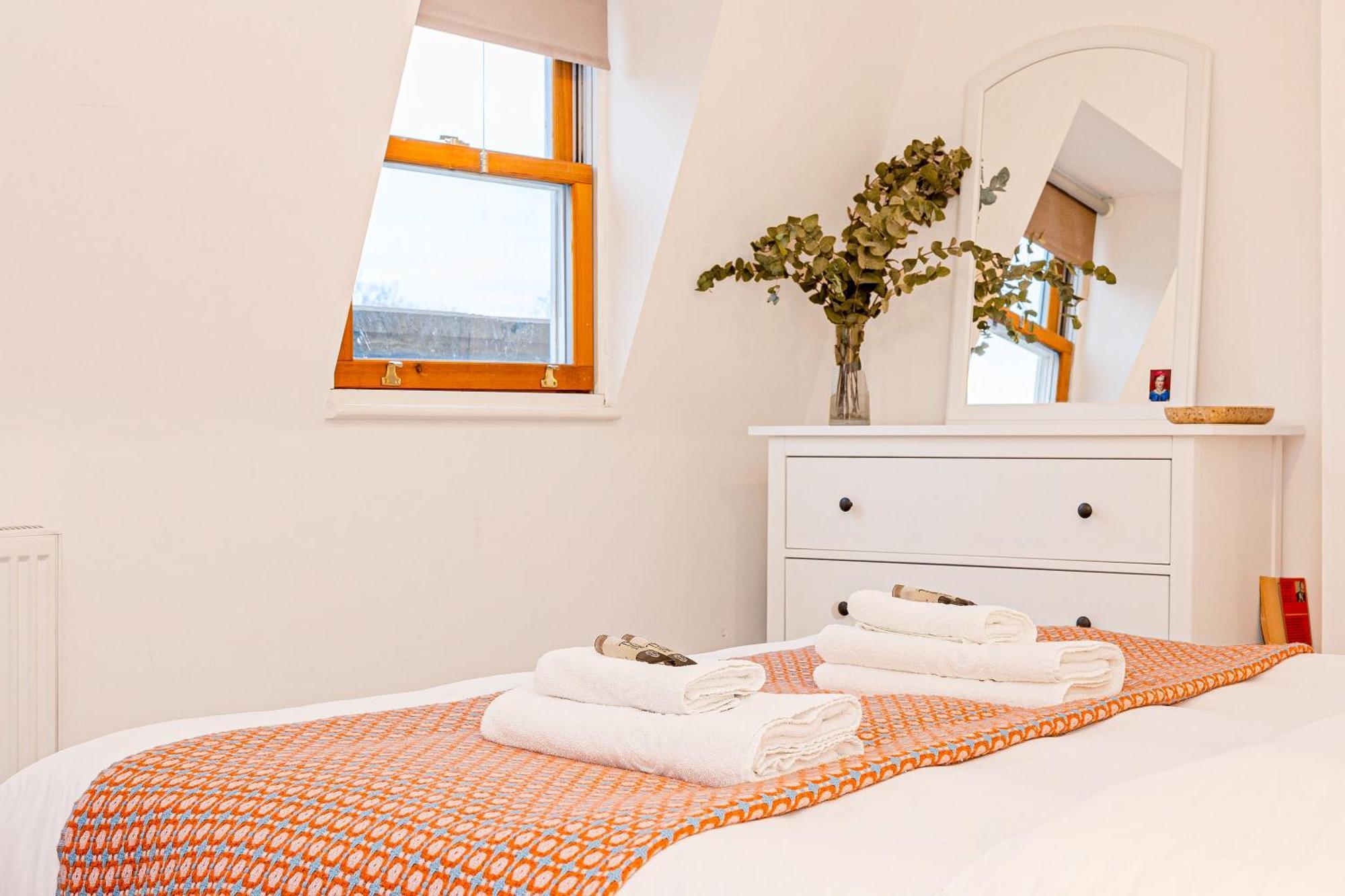 Casa vacanze 3br Flat W Garden In West Kensington, 4min Tube Station Londra