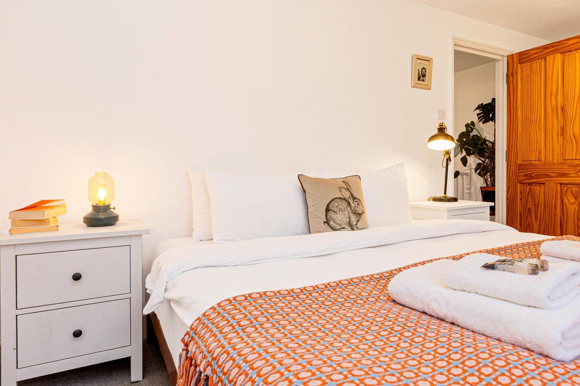 Casa vacanze 3br Flat W Garden In West Kensington, 4min Tube Station