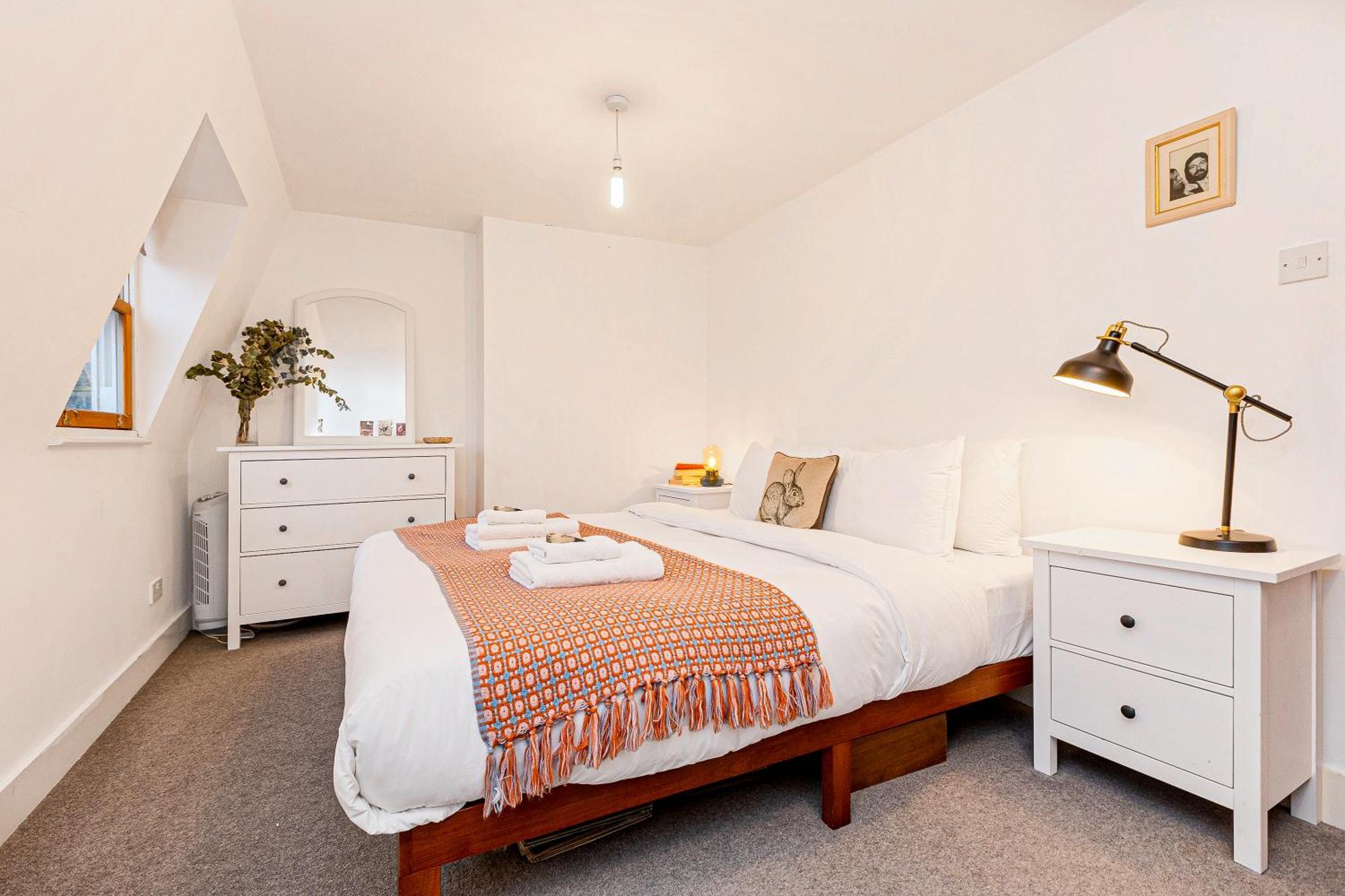 Casa vacanze 3br Flat W Garden In West Kensington, 4min Tube Station *