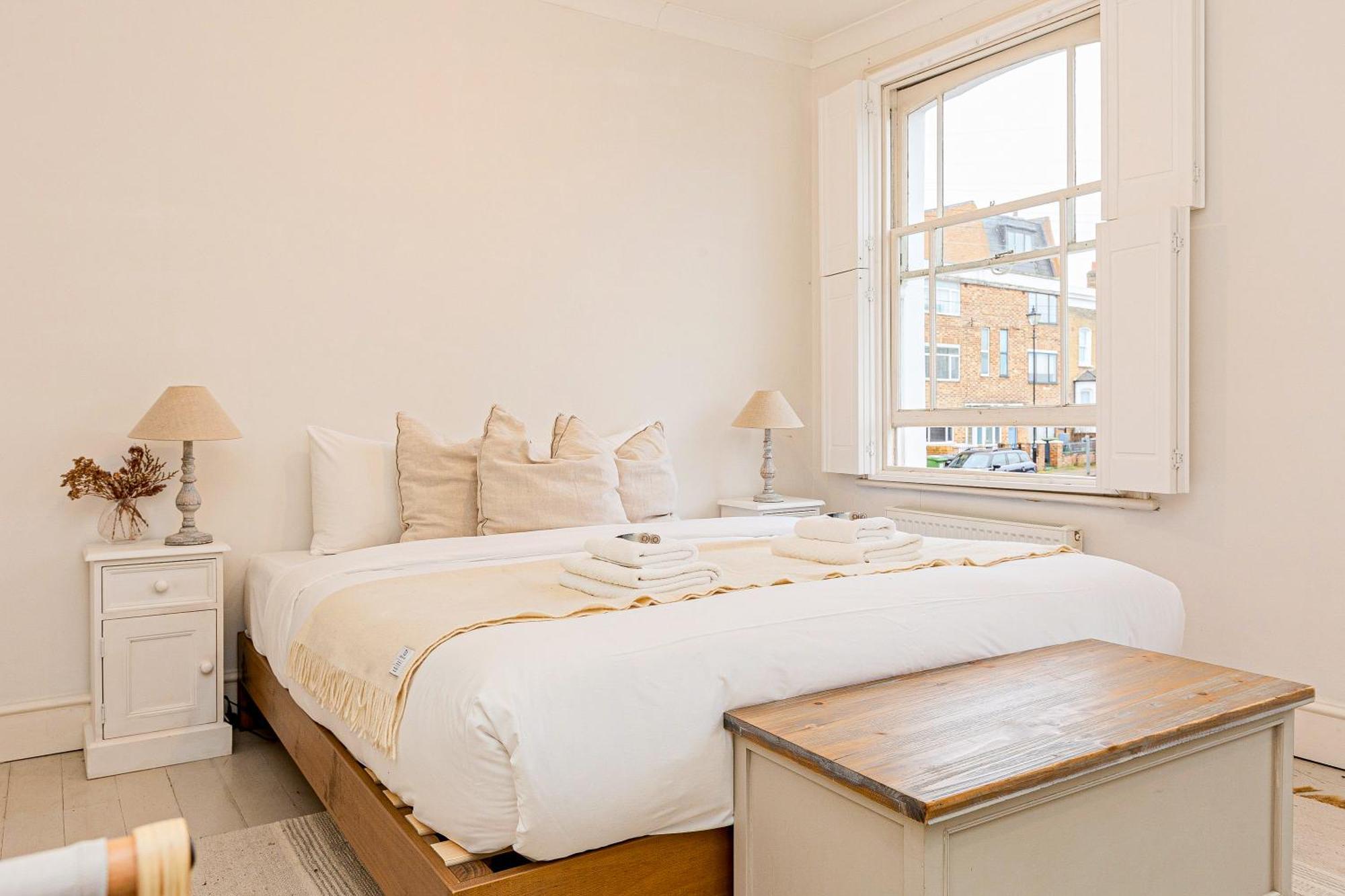 Casa vacanze 3br Flat W Garden In West Kensington, 4min Tube Station